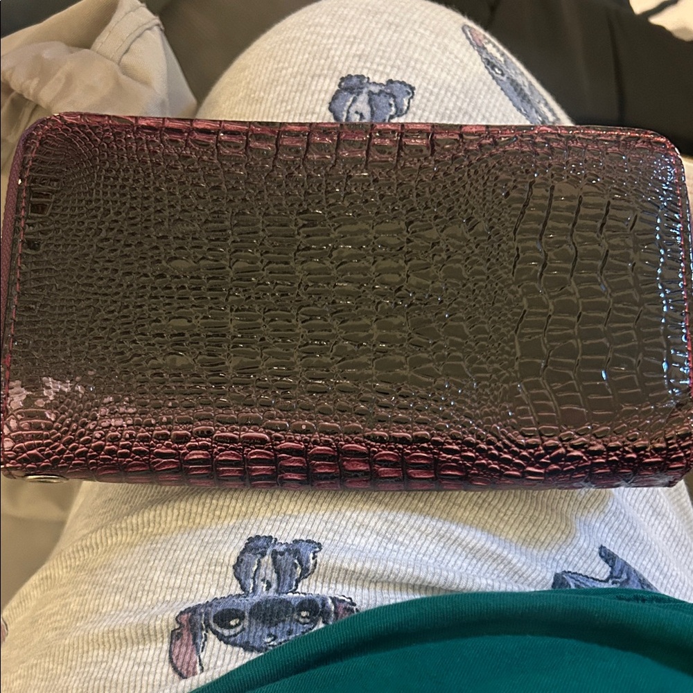 Elegant Crocodile-Embossed Clutch - Black and Purple